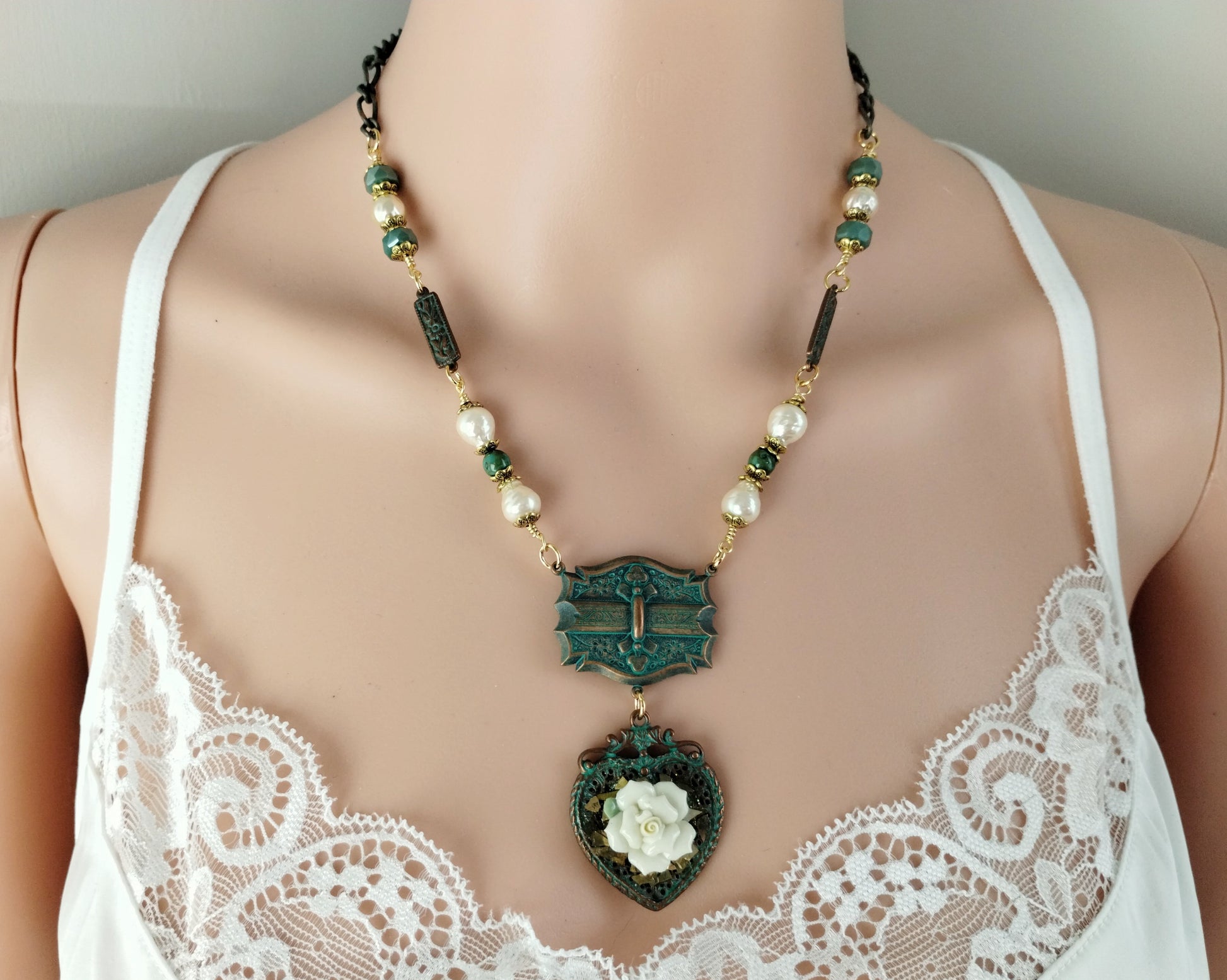 Romantic heart pendant with gold glitter and vintage-inspired finish