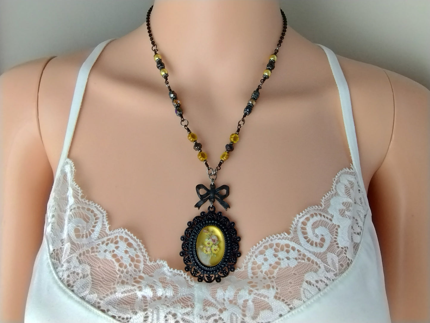 Vintage Style Black & Gold Floral Cameo Necklace Set – Czech Glass Flower Pendant & Matching Earrings