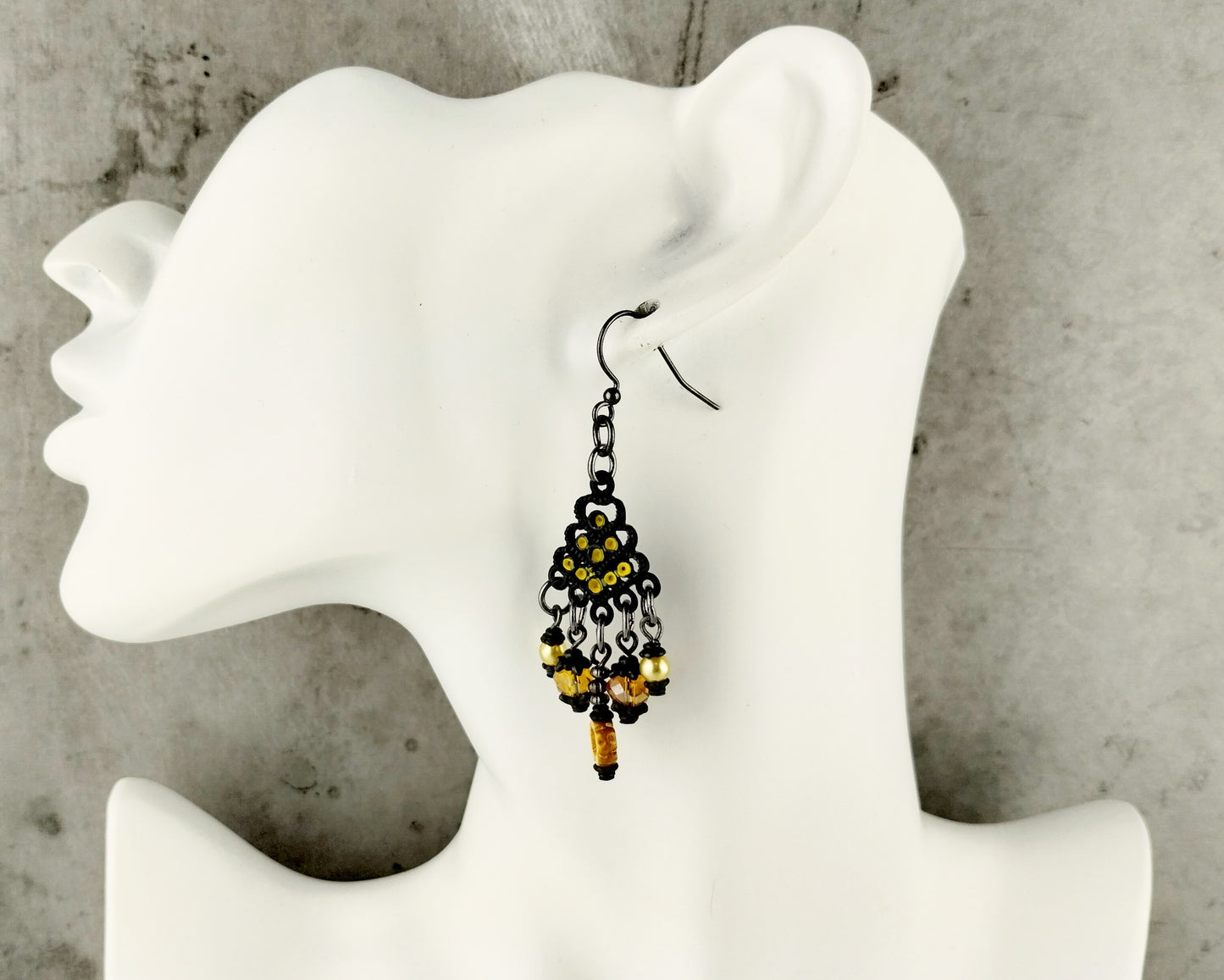 Vintage Style Black & Gold Floral Cameo Necklace Set – Czech Glass Flower Pendant & Matching Earrings